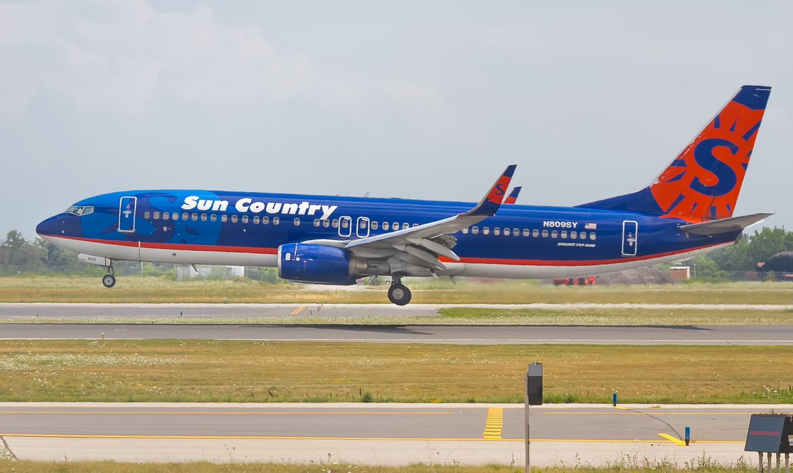 blue and red airplane